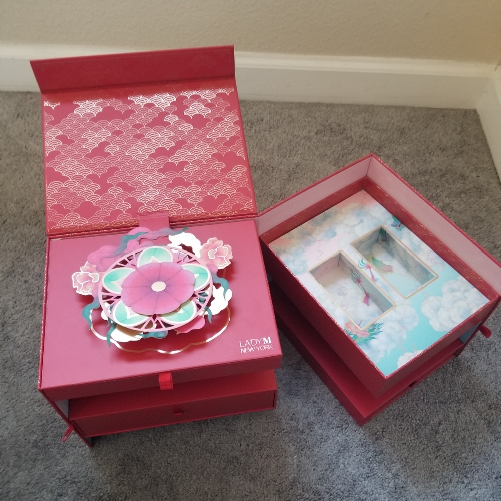 Lady M Lunar New Year Box With 5 Decorative Red Envelopes - Picture 3 of 8